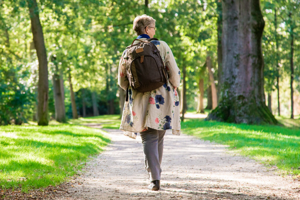 Vrouw met rugzak die zich vrij en gezond voelt om te gaan waar ze wil
